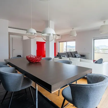 Sealine Loft | Center